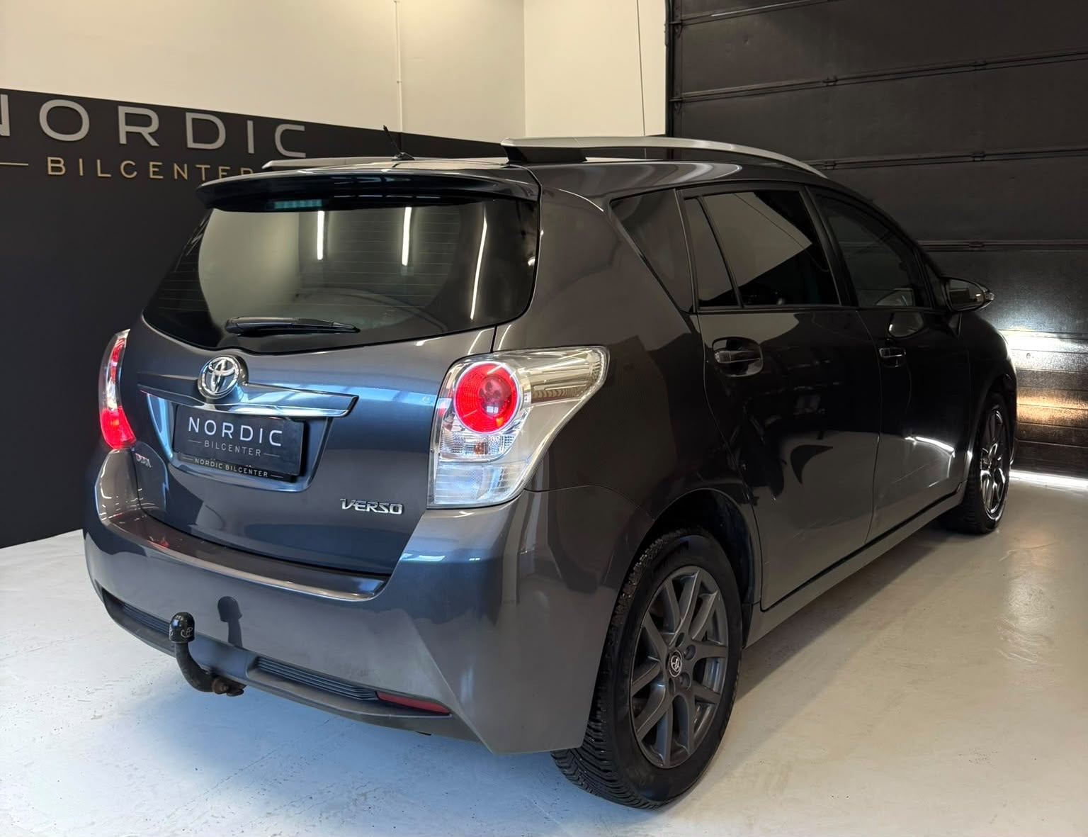 Grå Toyota Verso fra 2015