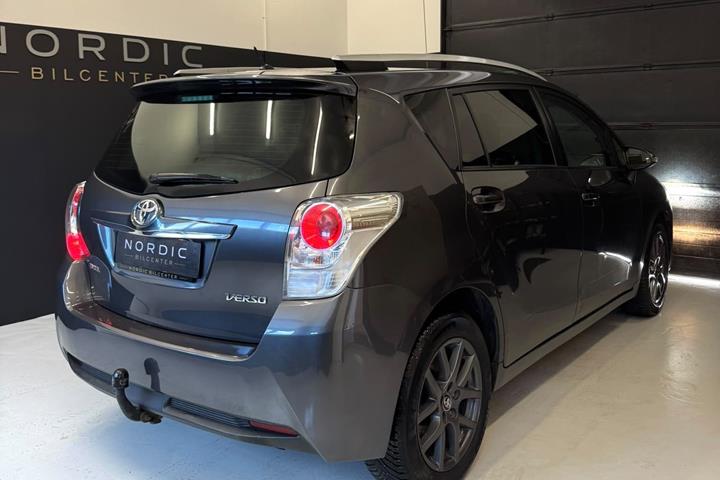 Grå Toyota Verso fra 2015