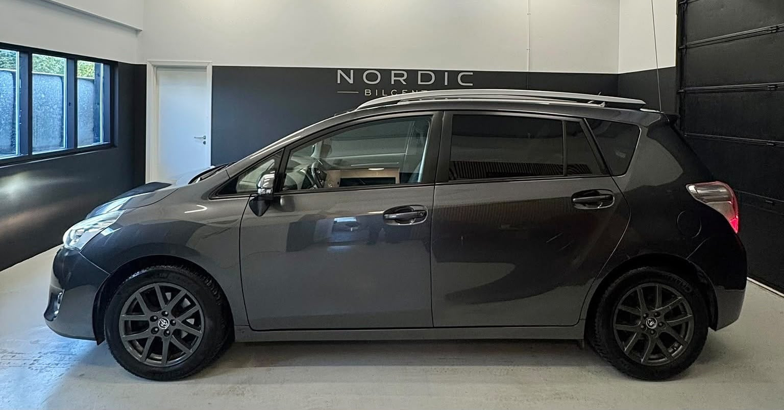 Grå Toyota Verso fra 2015
