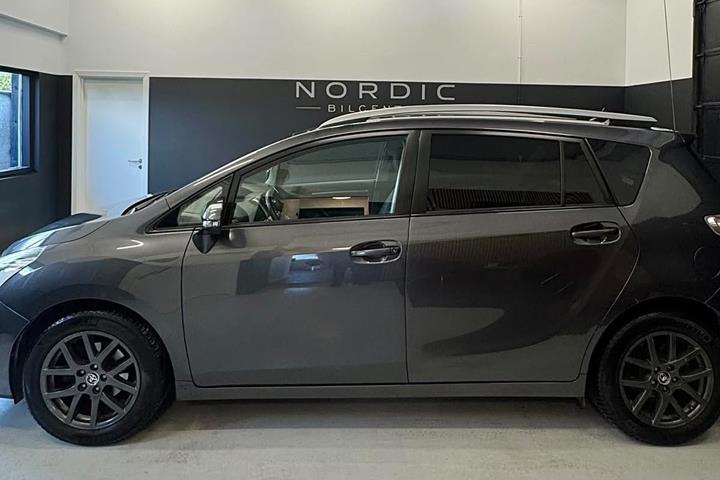 Grå Toyota Verso fra 2015