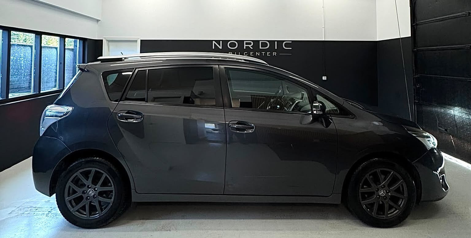 Grå Toyota Verso fra 2015