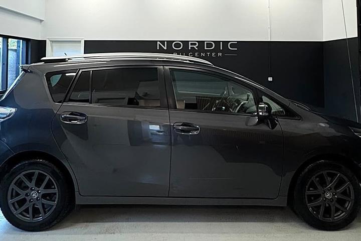 Grå Toyota Verso fra 2015