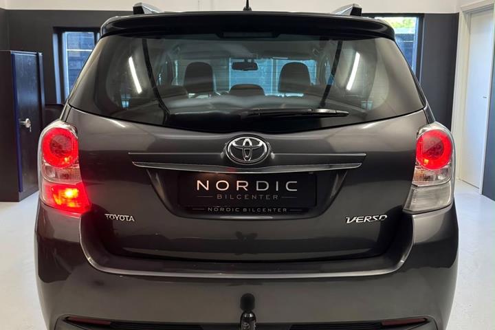 Grå Toyota Verso fra 2015