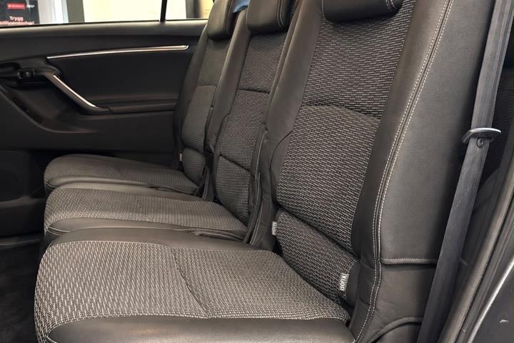 Grå Toyota Verso fra 2015