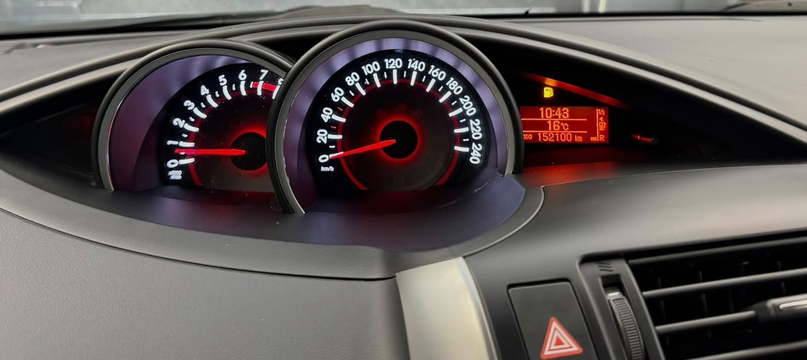 Grå Toyota Verso fra 2015