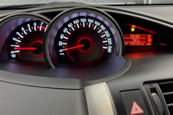 Grå Toyota Verso fra 2015