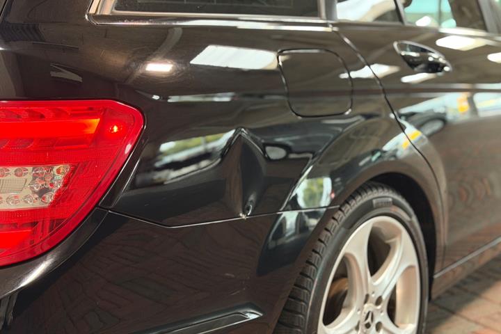 Sort Mercedes C200 fra 2012