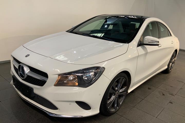 Grå Mercedes CLA200 fra 2017 set udefra