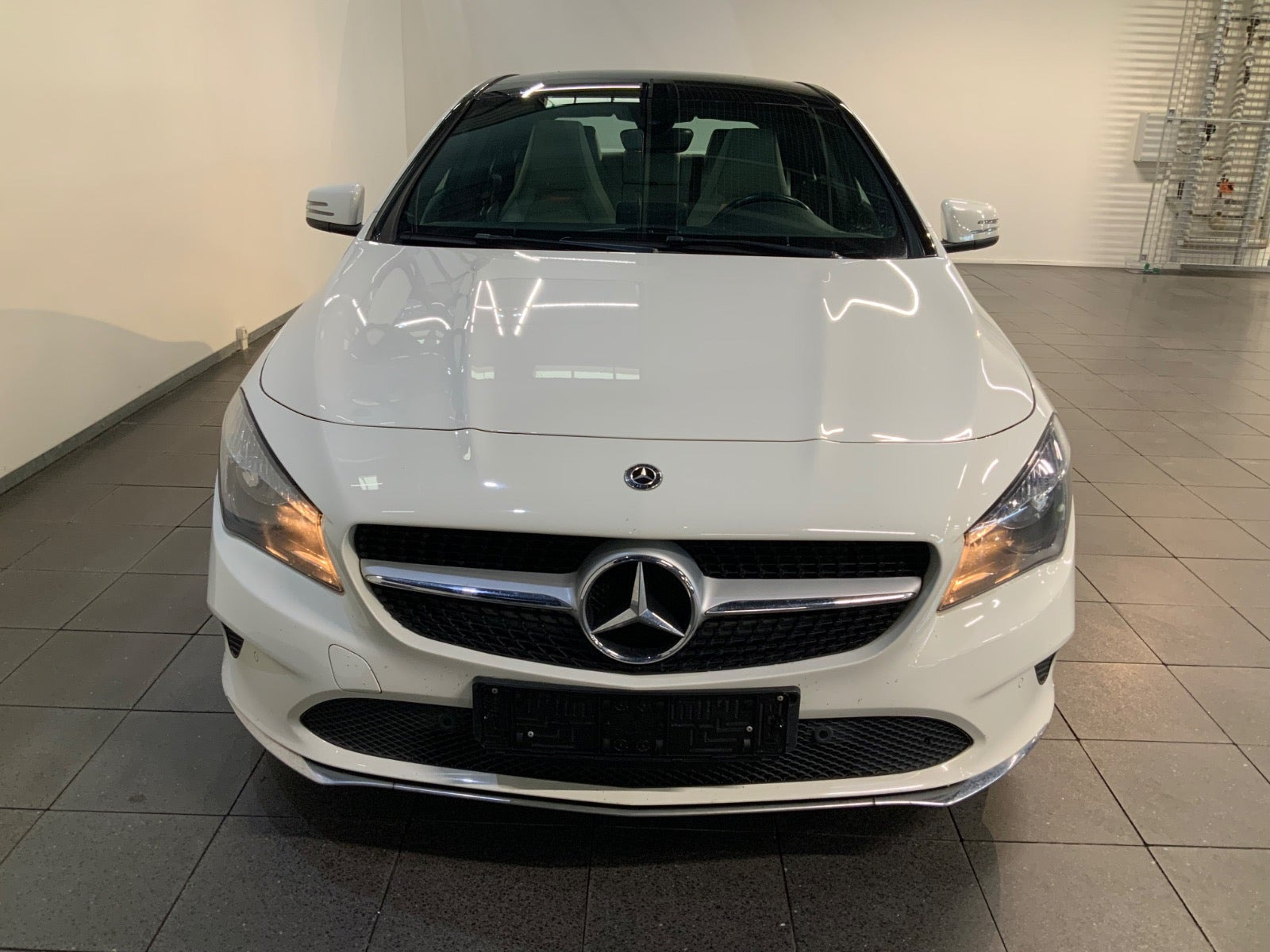 Grå Mercedes CLA200 fra 2017