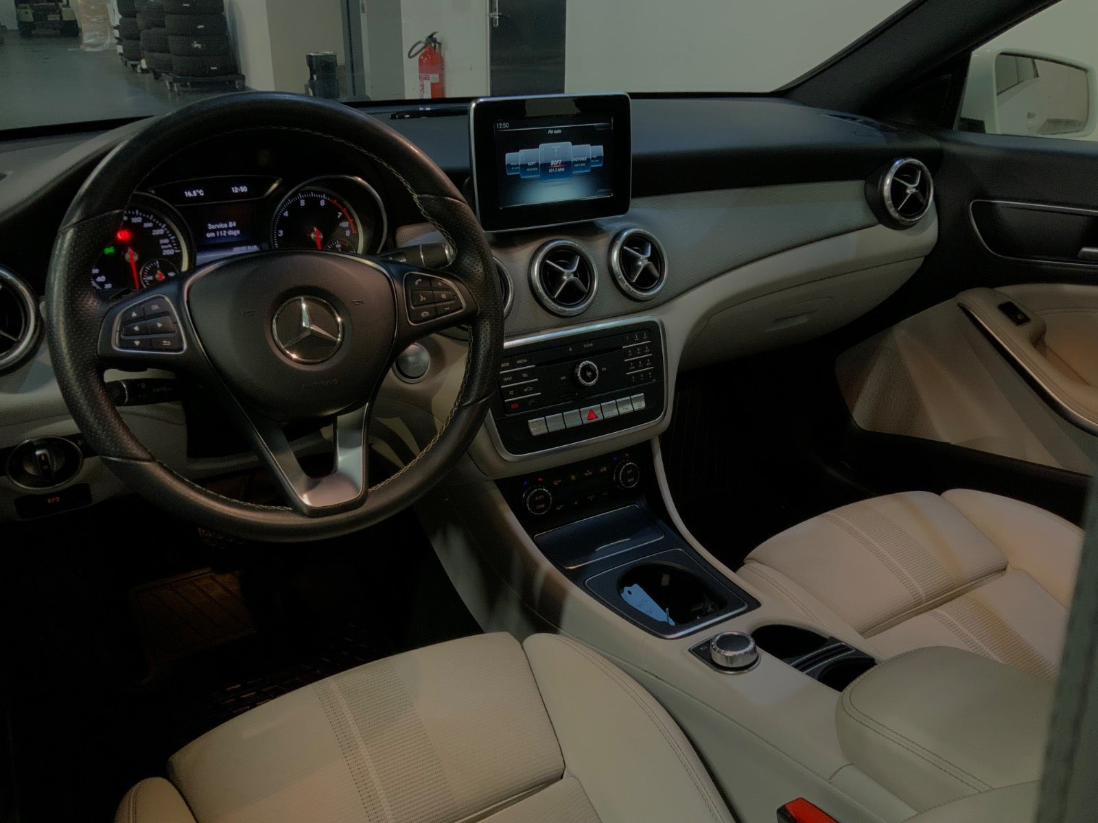 Grå Mercedes CLA200 fra 2017