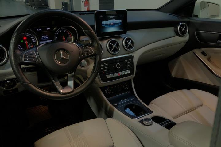 Grå Mercedes CLA200 fra 2017
