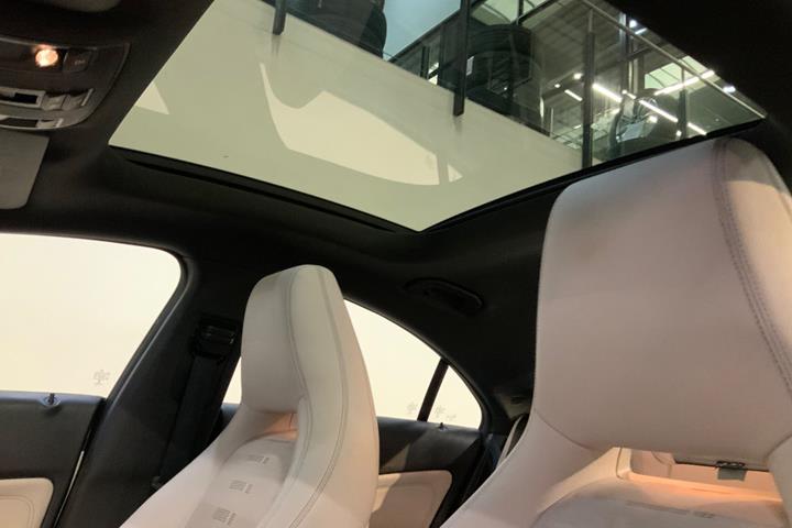 Grå Mercedes CLA200 fra 2017