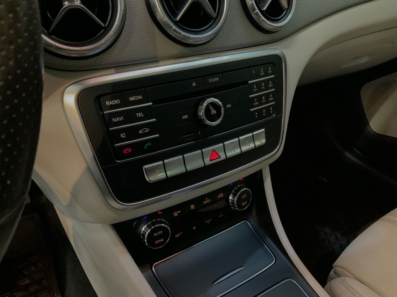 Grå Mercedes CLA200 fra 2017