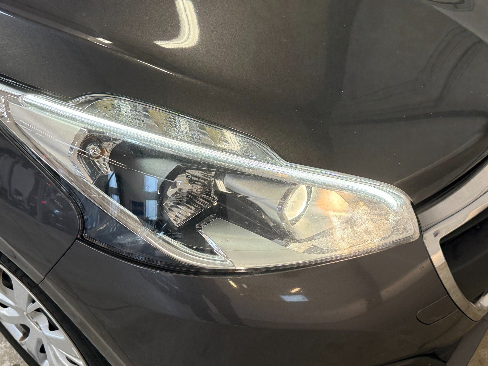 Sort Peugeot 208 fra 2018
