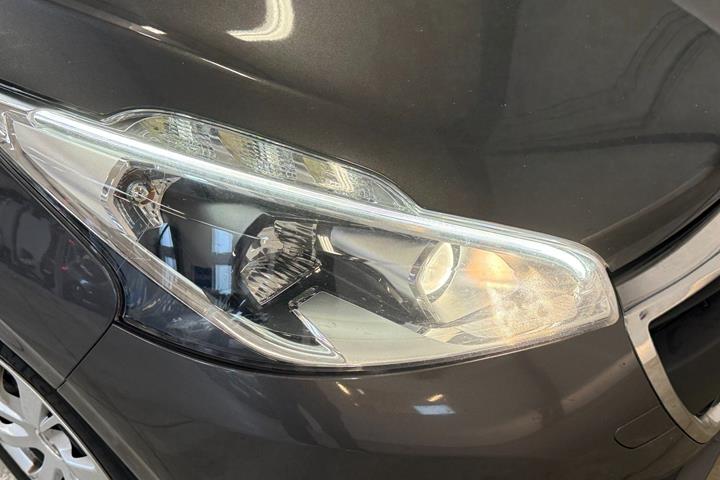 Sort Peugeot 208 fra 2018