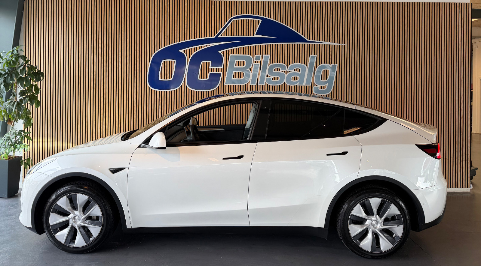 Hvid Tesla Model Y fra 2022