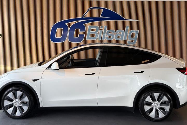 Hvid Tesla Model Y fra 2022