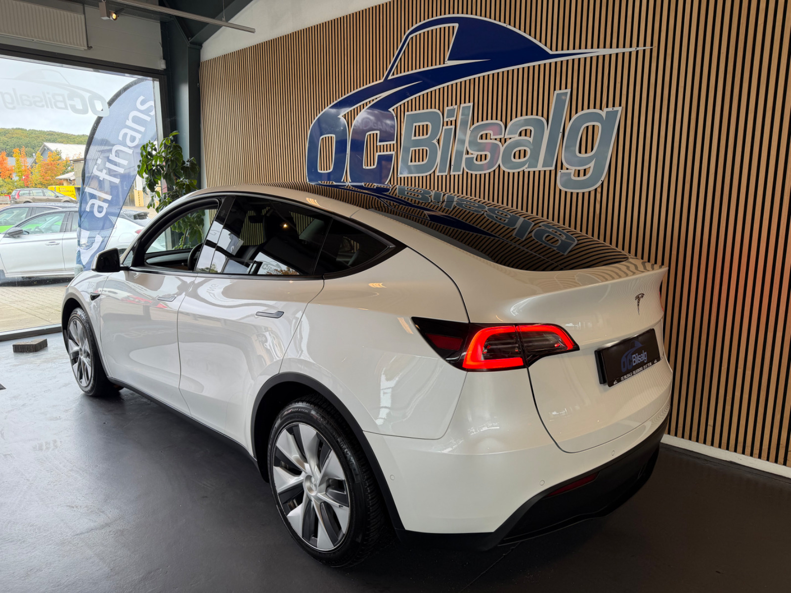 Hvid Tesla Model Y fra 2022
