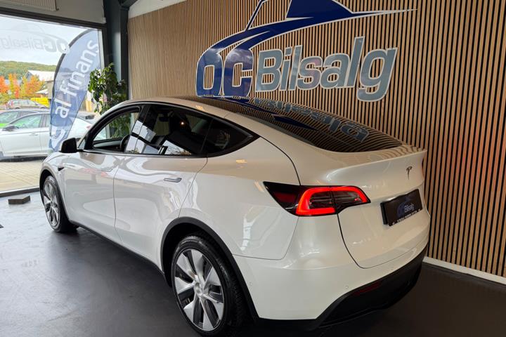 Hvid Tesla Model Y fra 2022