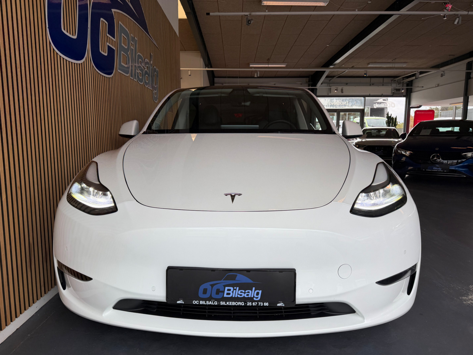 Hvid Tesla Model Y fra 2022