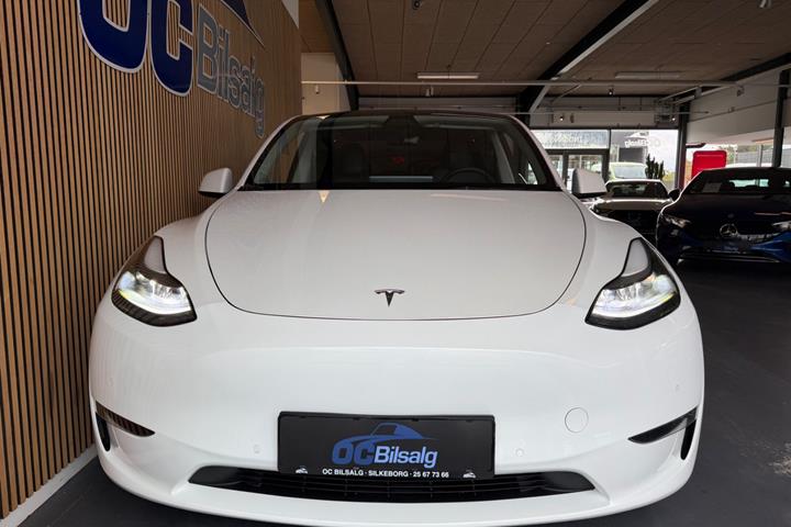 Hvid Tesla Model Y fra 2022