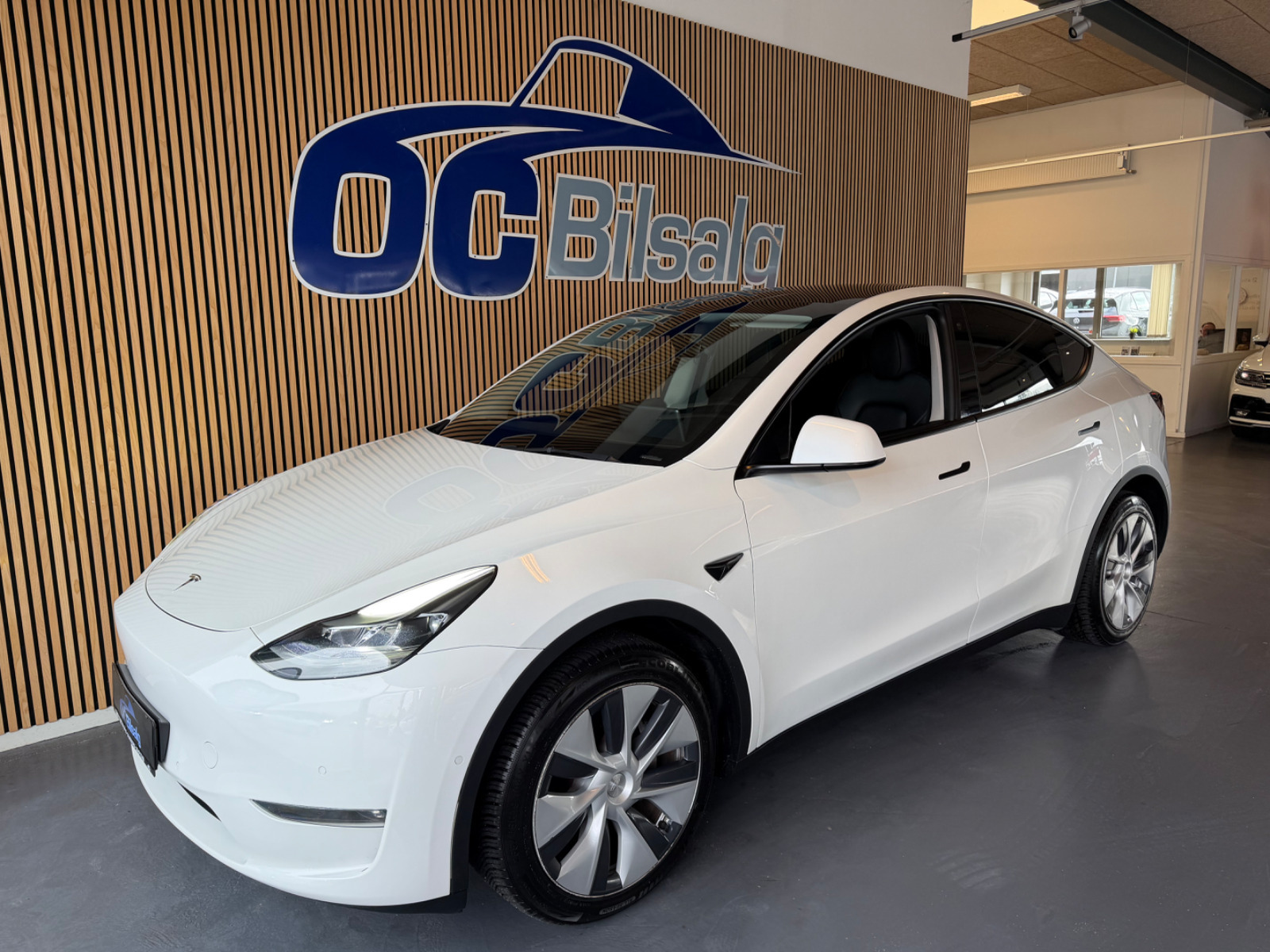 Hvid Tesla Model Y fra 2022