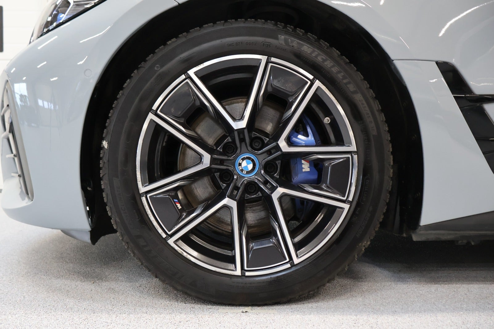 Grå BMW i4 fra 2023