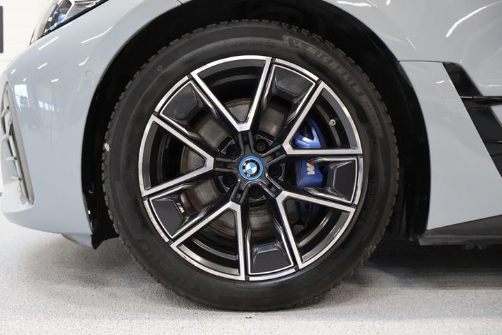 Grå BMW i4 fra 2023