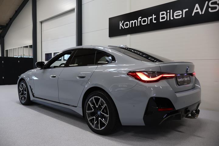 Grå BMW i4 fra 2023