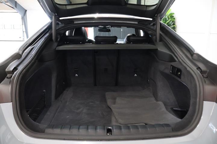 Grå BMW i4 fra 2023