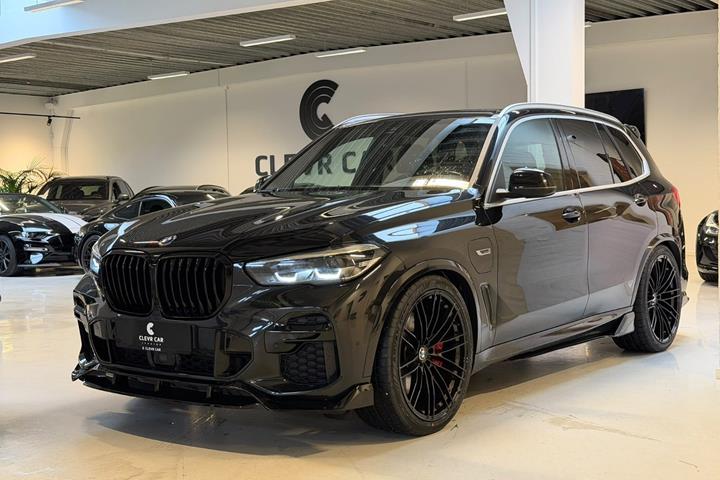 Sort BMW X5 fra 2023 set udefra