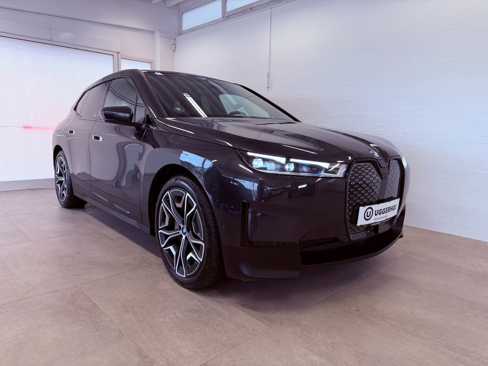 Grå BMW iX fra 2021