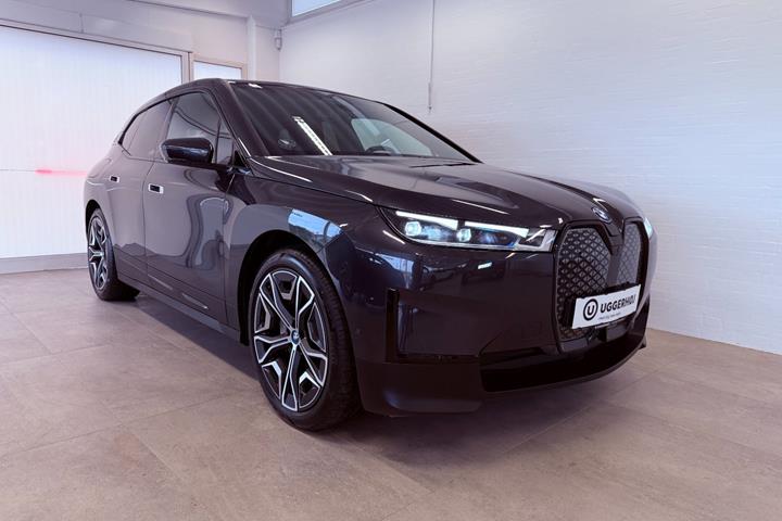 Grå BMW iX fra 2021