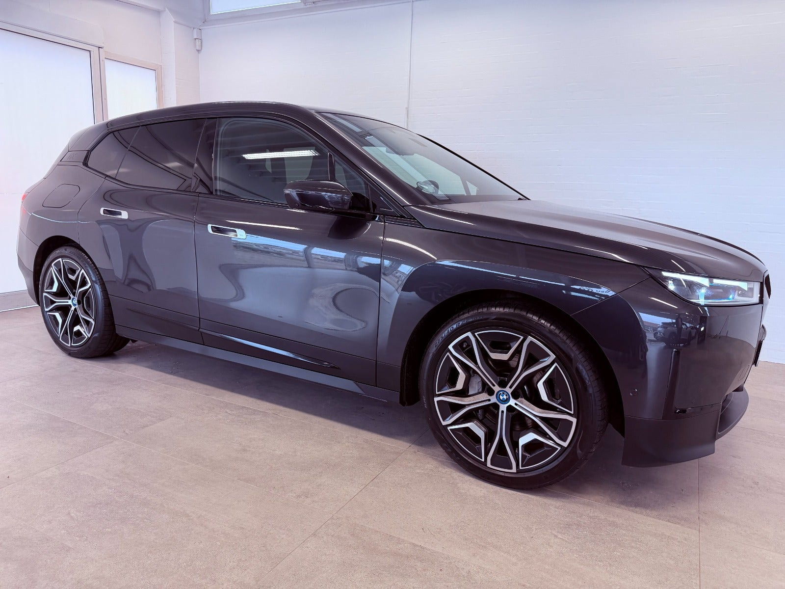 Grå BMW iX fra 2021