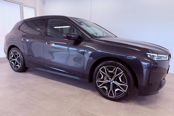 Grå BMW iX fra 2021