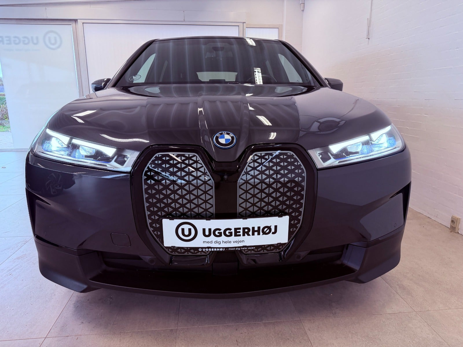 Grå BMW iX fra 2021