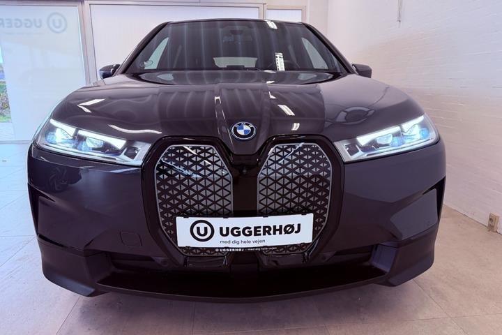 Grå BMW iX fra 2021