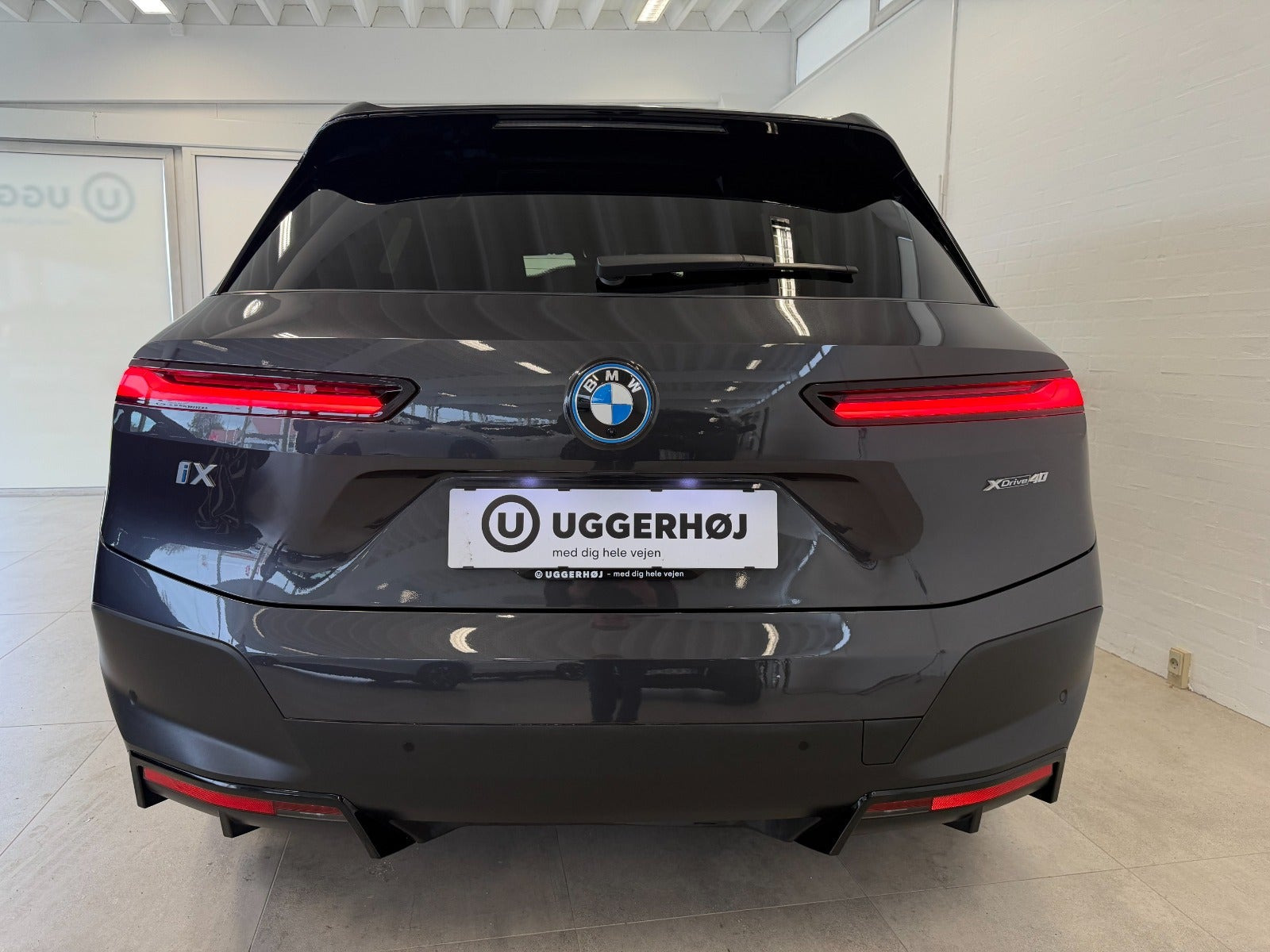 Grå BMW iX fra 2021