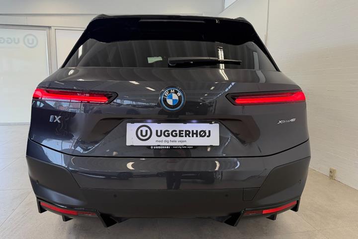 Grå BMW iX fra 2021
