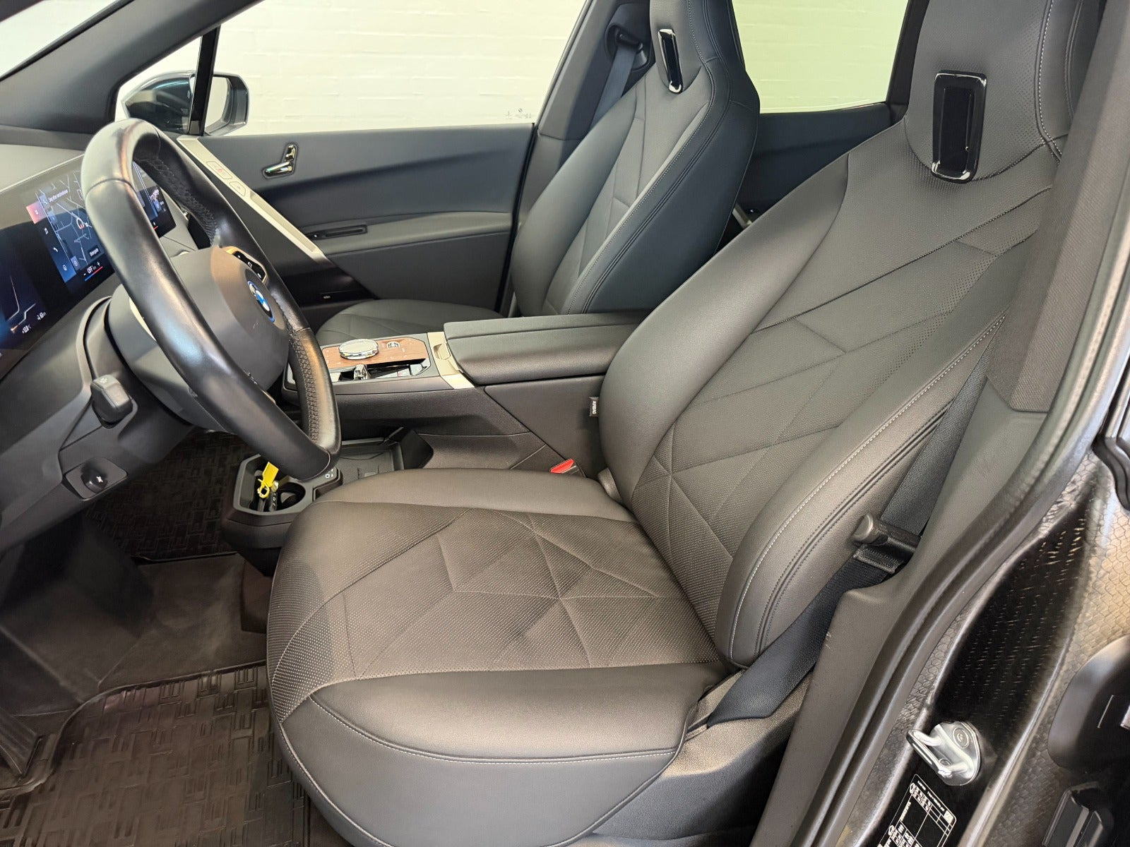 Grå BMW iX fra 2021