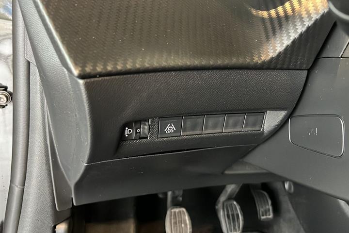 Sort Peugeot 208 fra 2023