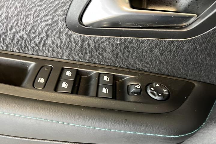 Sort Peugeot 208 fra 2023