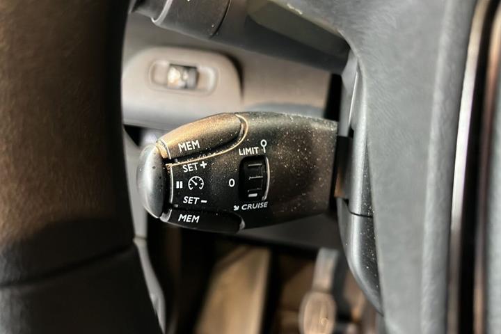 Hvid Peugeot Partner fra 2021