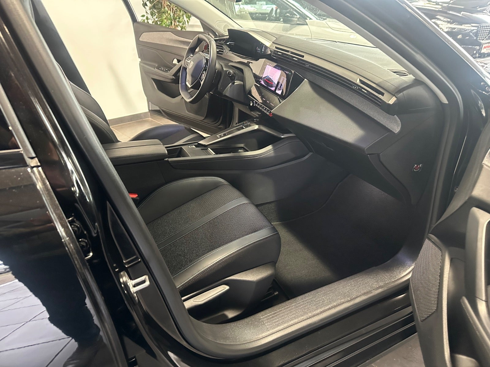 Sort Peugeot 308 fra 2024
