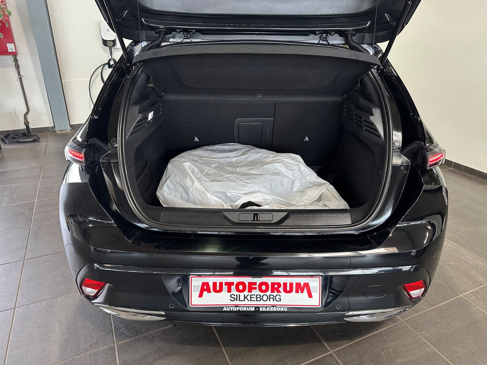 Sort Peugeot 308 fra 2024