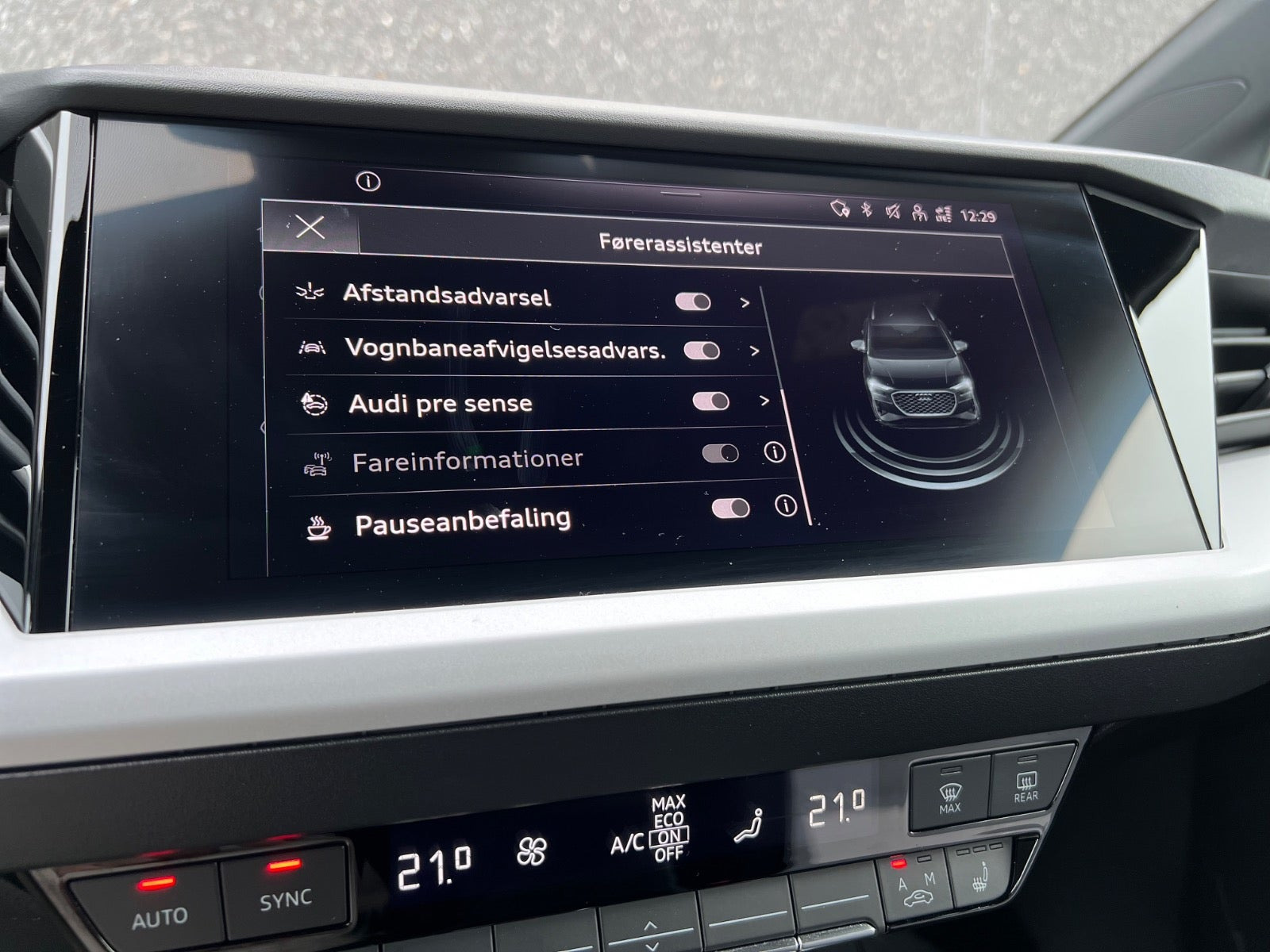 Grå Audi Q4 e-tron fra 2023