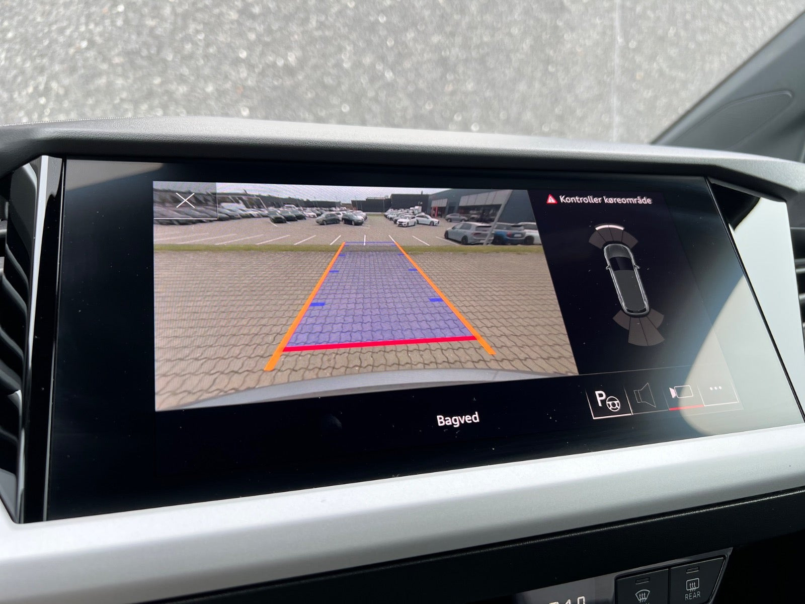Grå Audi Q4 e-tron fra 2023