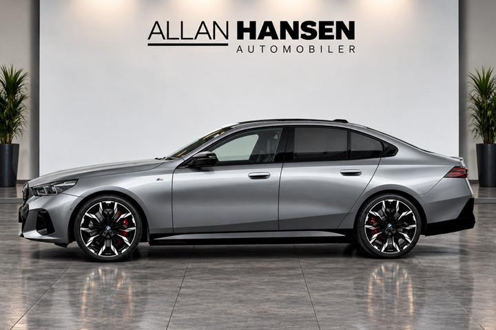 Grå BMW i5 fra 2024