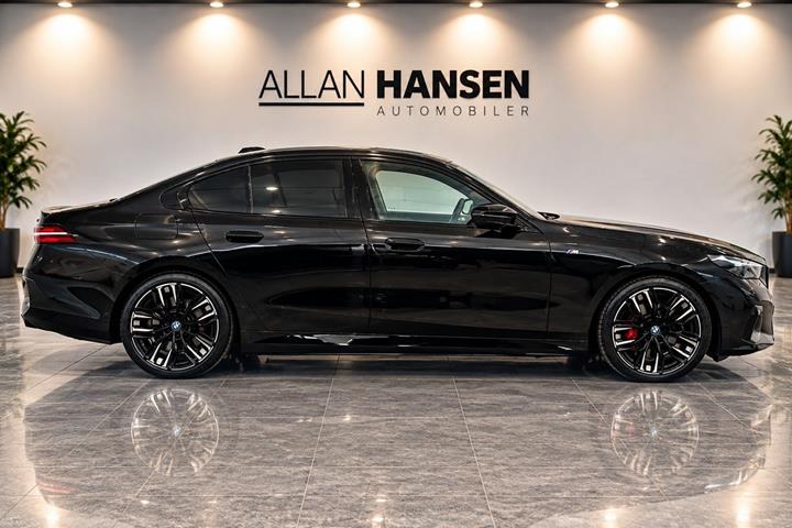 Sort BMW i5 fra 2024