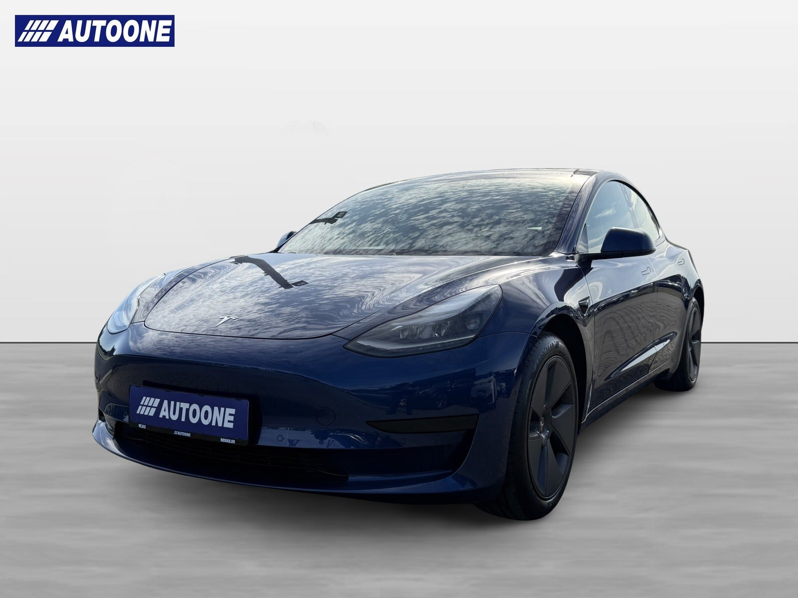 Blå Tesla Model 3 fra 2023